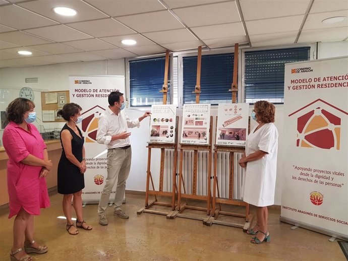 María Victoria Broto visita el Hogar Doz de Tarazona, donde se van a habilitar dos unidades de convivencia.