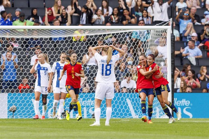 Aitana Bonmatí celebra con Irene Guerrero su gol ante Finlandia en la Eurocopa de Inglaterra de 2022 