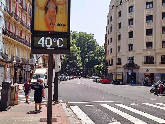 Un termómetro marca 40 C en un céntrica calle de Bilbao (archivo)