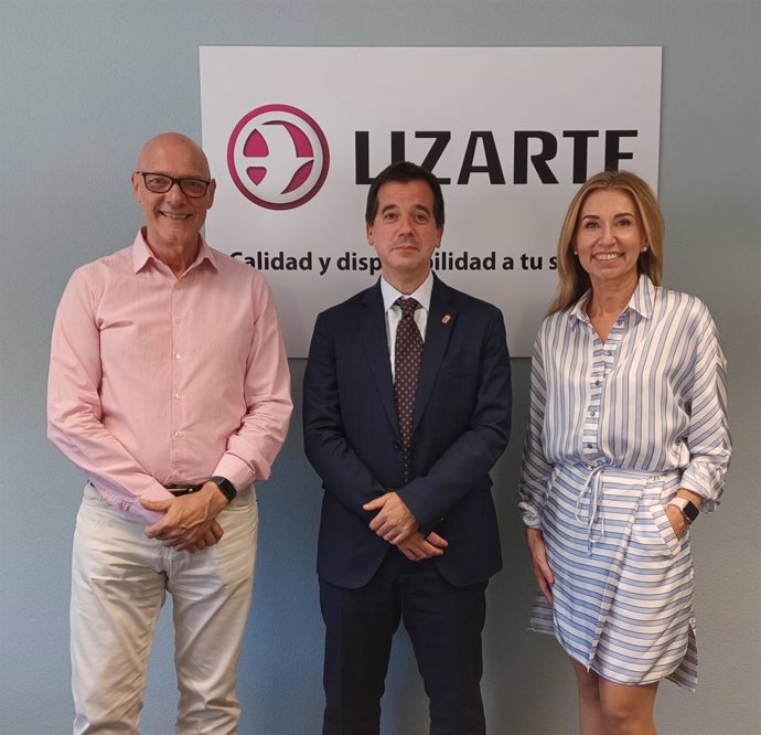 El consejero Irujo junto al propietario y CEO de Lizarte, Oscar Huarte, la directora general de la empresa, Laura Alba.