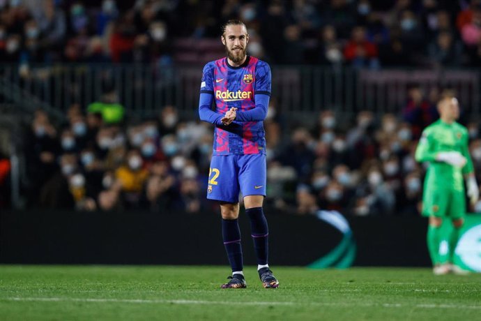 Archivo - Oscar Mingueza of FC Barcelona gestures during the Europa League match between FC Barcelona and SSC Napoli at Camp Nou Stadium on February 17, 2022 in Barcelona.