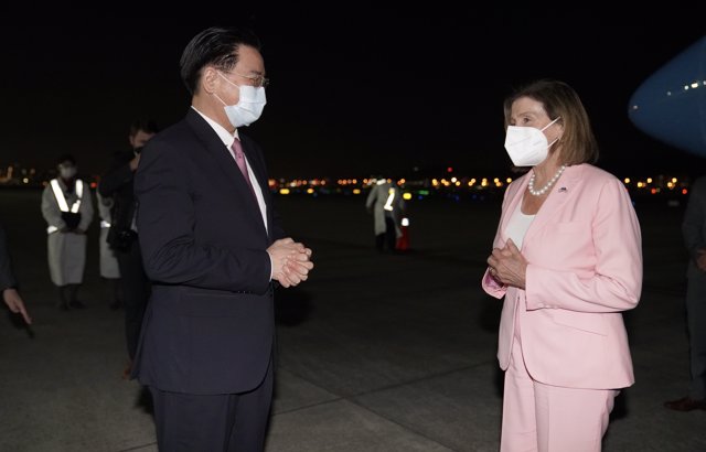 La presidenta de la Cámara de Representantes de Estados Unidos, Nancy Pelosi, y el ministro de Exteriores de Taiwán, Joseph Wu , en el Aeropuerto de Taipéi Songshan. 