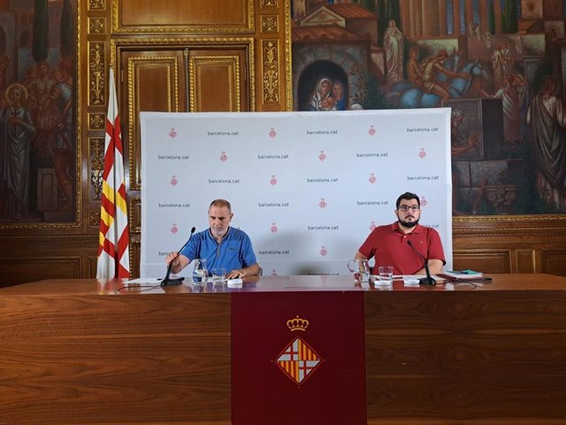 D'esquerra a dreta: El regidor d'Emergència Climàtica i Transició Ecològica de l'Ajuntament de Barcelona, Eloi Badia; i el regidor del districte de l'Eixample, Pau Gonzàlez; aquest dimarts en roda de premsa