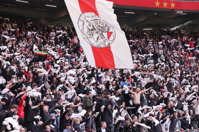 Archivo - Aficionados del Ajax de Ámsterdam