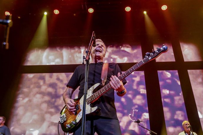 Archivo - El cantante del grupo Hombres G, David Summers, durante un concierto en el Wizink Center
