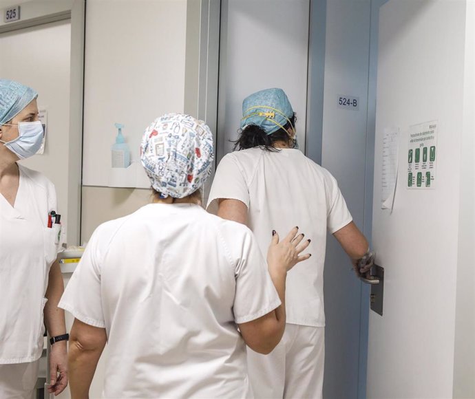 Archivo - Trabajadores sanitarios entran en la habitación de un paciente negativo de Covid-19 en el Hospital Arnau de Vilanova