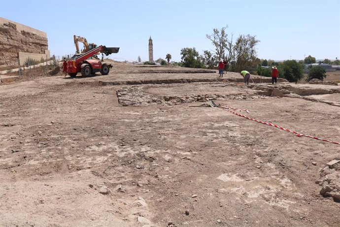 Excavaciones en el entorno del castillo de Lora del Río