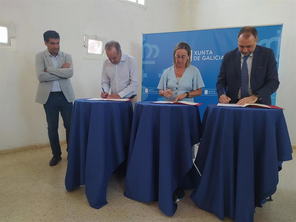Ethel Vázquez participa en la firma de un convenio en O Carballiño.