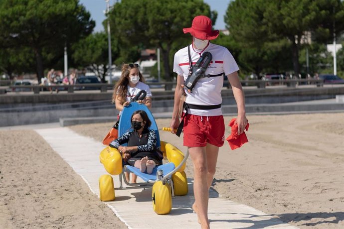 Archivo - Cruz Roja Gipuzkoa ha ofrecido este verano 142 baños adaptados a personas con movilidad reducida en las playas