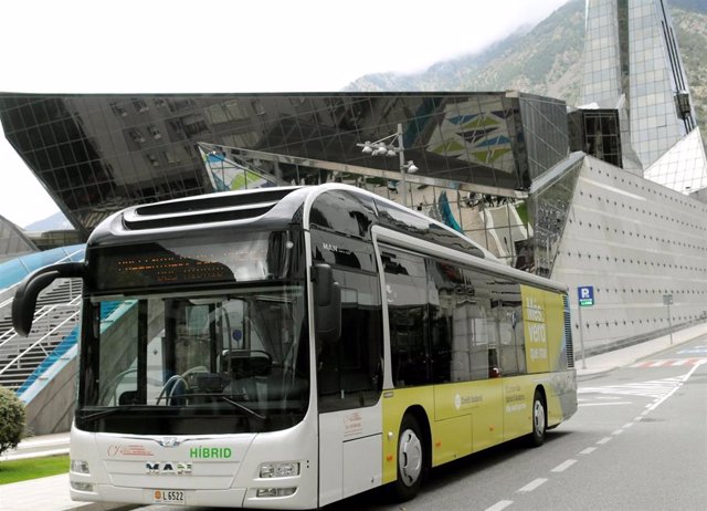 Archivo - Autobús híbrid d'Andorra