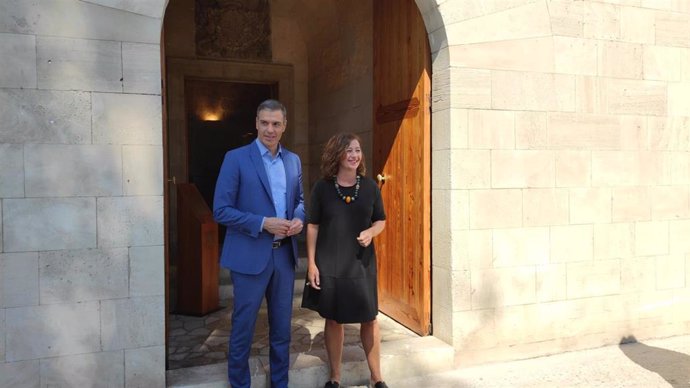 La presidenta del Govern balear, Francina Armengol, recibe al jefe del Ejecutivo, Pedro Sánchez, a las puertas del Consolat de Mar, en Palma.