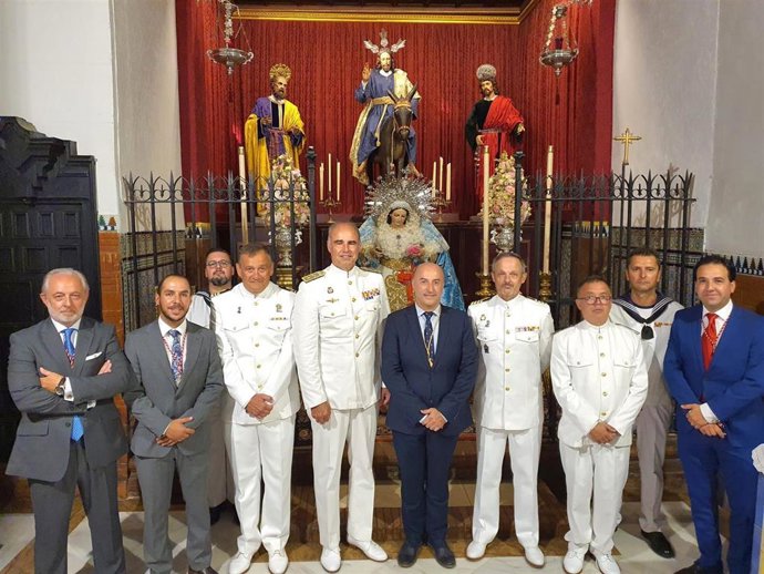 El jefe del Estado Mayor de la Flota de la Armada Española, Ignacio Villanueva Serrano, ha impuesto a Nuestra Señora de Los Ángeles, de la Hermandad de La Borriquita de Huelva, la insignia oficial de la Armada.