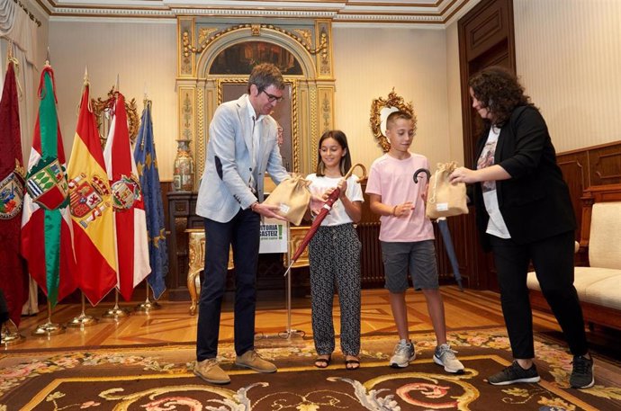 El Ayuntamiento de Vitoria ha acogido este martes la recepción a los niños que encarnarán las versiones infantiles de los personajes que representan el espíritu de las fiestas de 'La Blanca'.