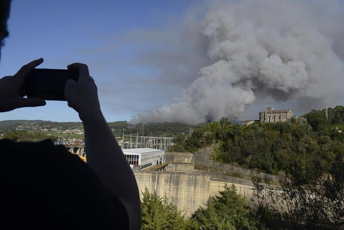 Vista del incendio desde Sampaio, al otro lado del río, a 27 de julio de 2022, en Sampaio, Ribadavia, Ourense, Galicia (España). El incendio forestal ha quemado unas seis hectáreas, según estimación provisional de Medio Rural. La Consellería informa que
