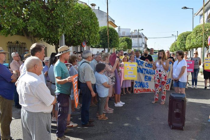 Concentración de vecinos de Ochavillo del Río en defensa de la sanidad pública.