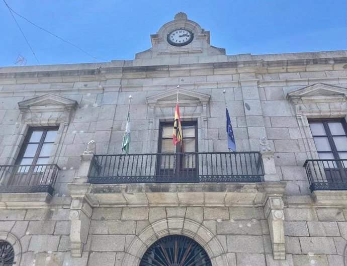 Fachada del Ayuntamiento de Pozoblanco con las banderas a media asta y con crespón negro.