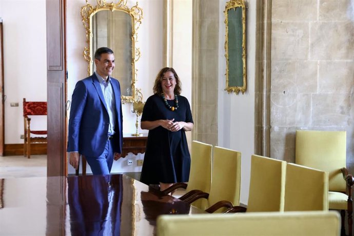 El presidente del Gobierno, Pedro Sánchez, y la líder del Ejecutivo balear, Francina Armengol, en el Consolat de Mar.