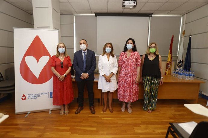 La vicepresidenta del Congreso Ana Pastor, el conselleiro de Sanidade, Julio García Comesaña, y la secretaria general del PPdeG, Paula Prado, visitan la Axencia de Doazóns de Órganos e Sangue (ADOS) del Sergas.