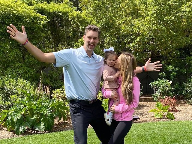 Pau Gasol junto a Catherine McDonell y su hija