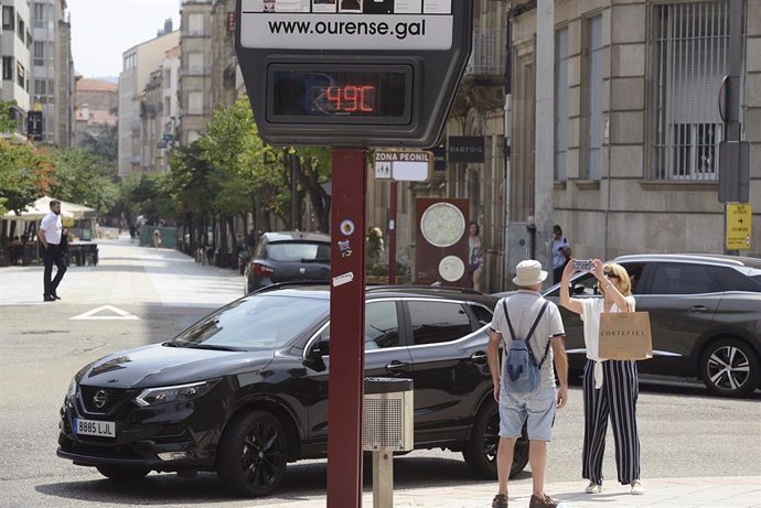 Un termómetro marca 49 grados centígrados en la calle Concejo, durante la segunda ola de calor de verano en España, a 14 de julio de 2022, en xxx, Ourense, Galicia (España). La Dirección Xeral de Emerxencias e Interior de la Xunta ha activado para hoy l