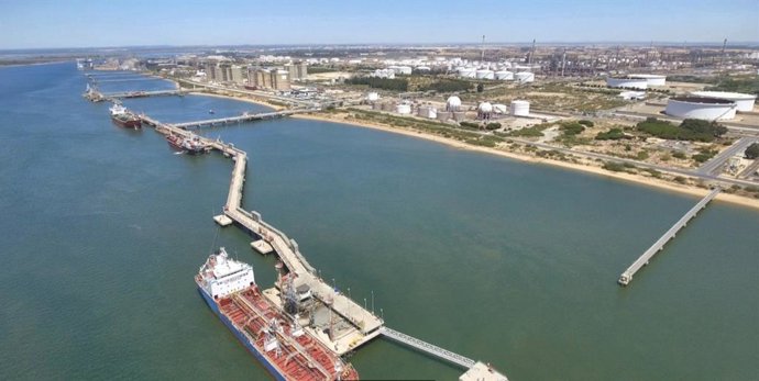 Archivo - Vista aérea del puerto de Huelva.