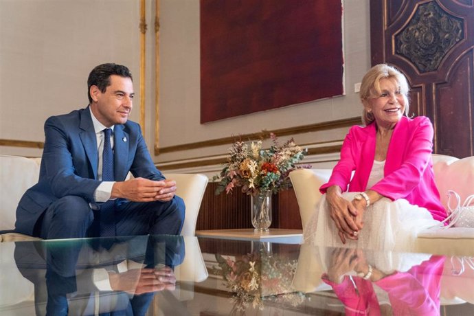 El presidente de la Junta de Andalucía, Juanma Moreno, se ha reunido este martes con la coleccionista de arte Carmen Thyssen