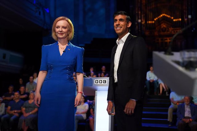  Los aspirantes a liderar el Partido Conservador británico, Rishi Sunak (d) y Liz Truss, participan en el debate sobre el liderazgo tory de la BBC en directo.