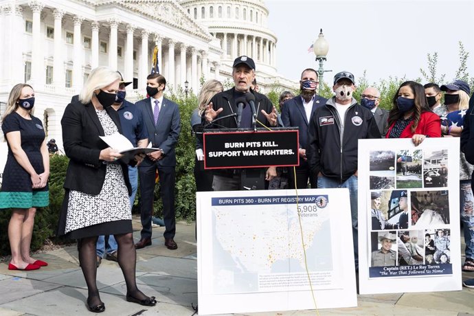 Archivo - El actor estadounidense Jon Stewart habla durante un acto en el Capitolio de los Estados Unidos en el que aboga por una legislación que ayude a los veteranos que han estado expuestos a fosas comunes