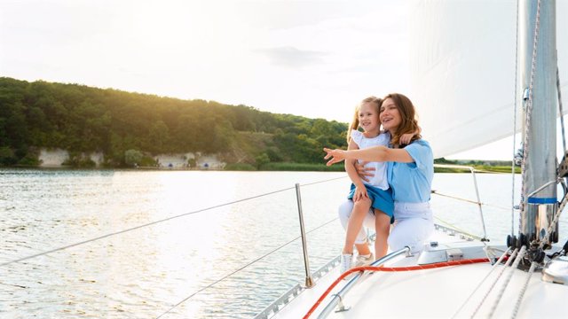 Archivo - Madre e hija disfrutando de un paseo en barco.