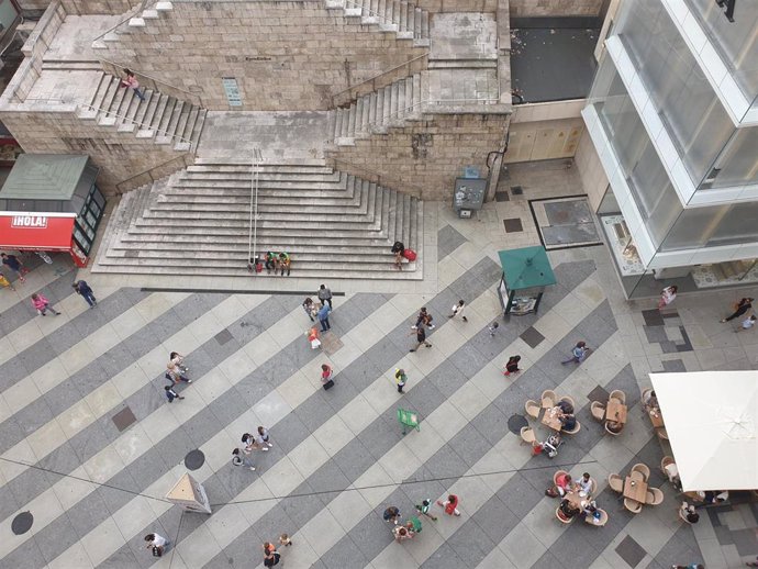 Archivo - Gente en Santander