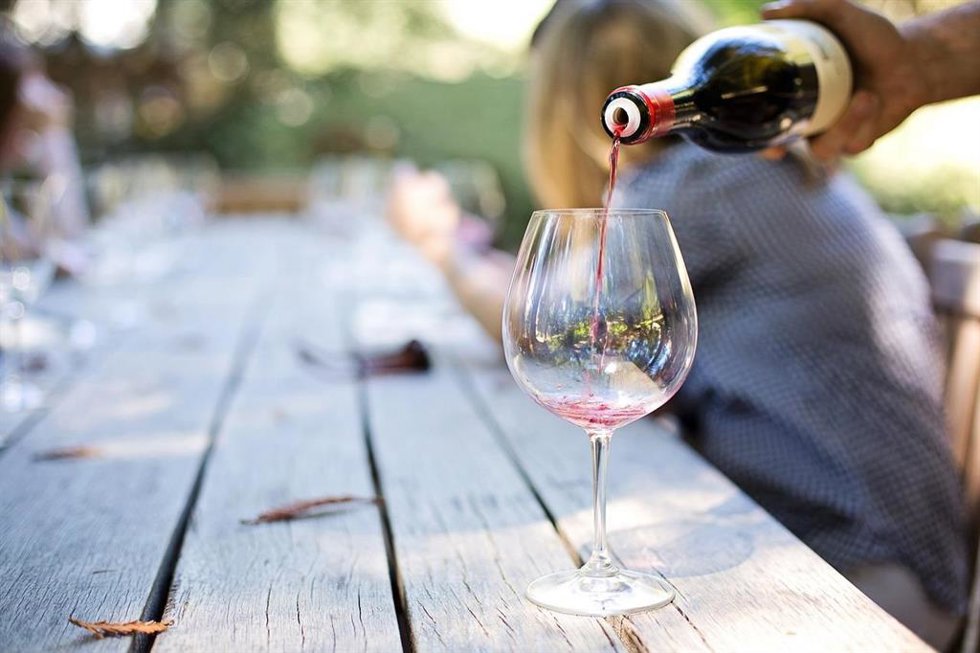 Copa y botella de vino