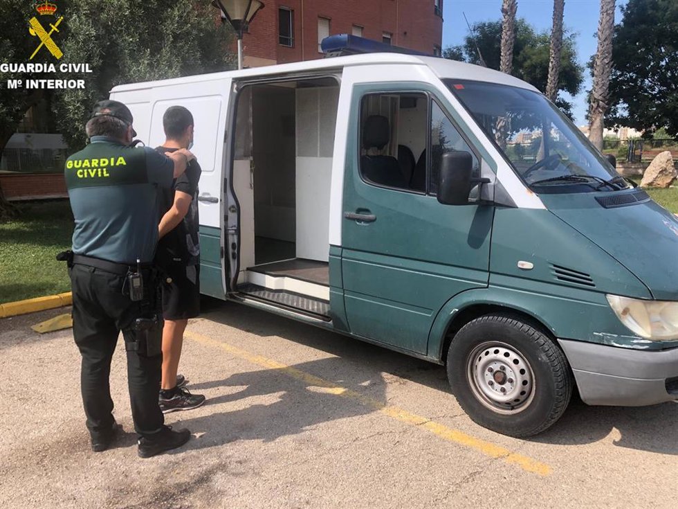 Archivo - El detenido en el momento de subir al furgón