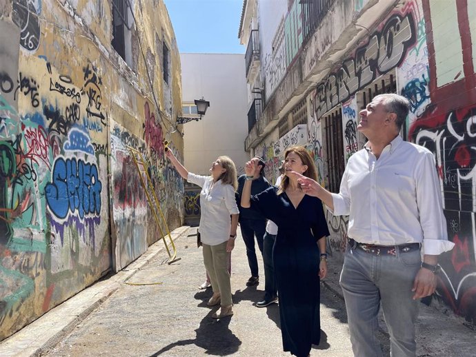 El candidato del PP a la Alcaldía de Sevilla, José Luis Sanz, muestra numerosos grafitis en una fachada del casco antiguo.