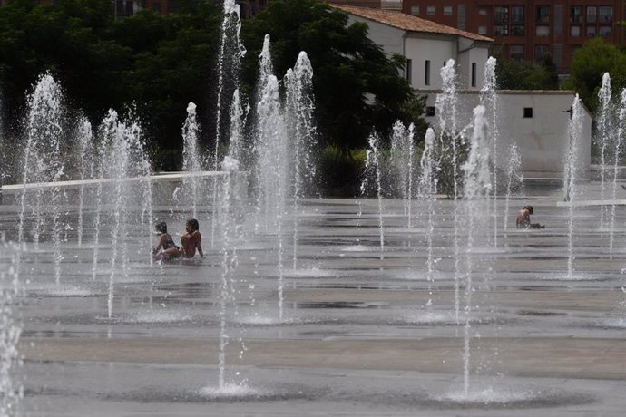 Archivo - Varios niños se refrescan en una fuente del Parc Central, 