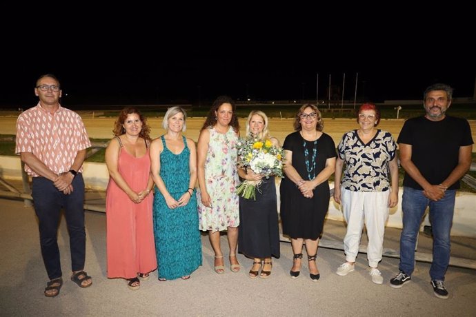 La presidenta del Consell de Mallorca, Catalina Cladera, junto a otros representantes de la institución insular, tras una cena de bienvenida a 23 niños ucranianos en el hipódromo de Son Pardo.