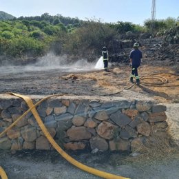 Miembros del Parque de Bomberos de La Laguna y Brifor trabajan en las labores de extinción del conato de incendio en Las Rosas, La Esperanza