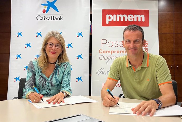 La directora territorial de CaixaBank en Baleares, Maria Cruz Rivera, y el presidente de Pimem, Jordi Mora.