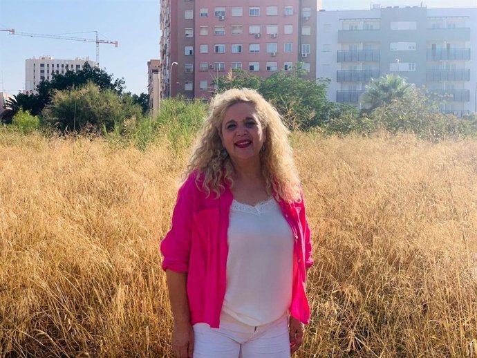 La concejala de UPporMálaga Remedios Ramos en los antiguos terrenos de Repsol