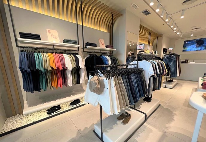 Ubicada en el centro comercial Mediterráneo, la nueva tienda cuenta con las últimas colecciones casual, sport y sastrería de la marca, en un espacio moderno, cálido e inspirador.