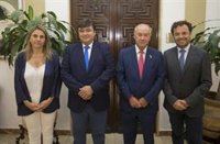 El Ayuntamiento y el Consejo de Hermandades de Huelva renuevan el convenio de colaboración y asciende a 200.000 euros