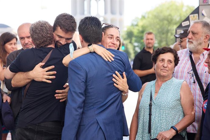 Abogados de las víctimas celebran el acuerdo en una concentración de apoyo a las víctimas del amianto de Metro de Madrid, en los Juzgados de Plaza de Castilla.