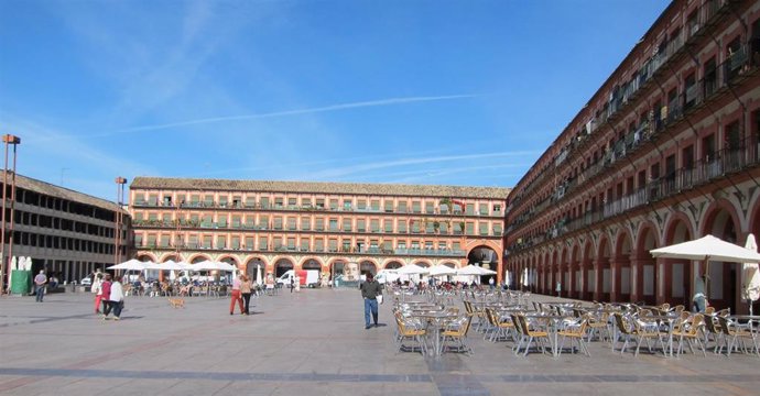 Archivo - Veladores vacíos en la Plaza de la Corredera