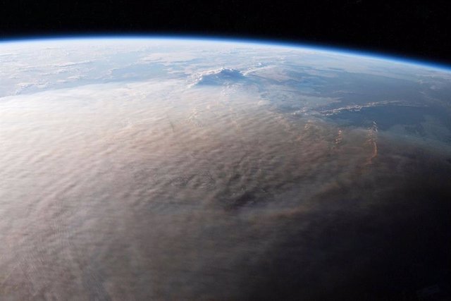 Una imagen del 16 de enero de 2022 muestra la columna de ceniza de la erupción volcánica Hunga Tonga-Hunga Ha'apai que ocurrió el día anterior. Un astronauta tomó una fotografía del penacho de la Estación Espacial Internacional.