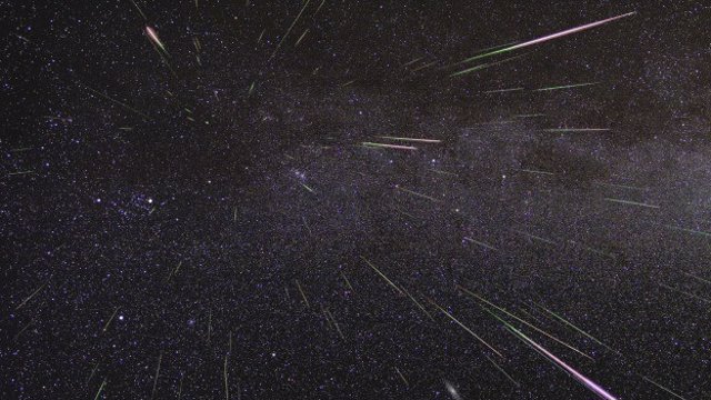 Una lluvia de meteoritos Perseidas ilumina el cielo en 2009 en esta imagen de lapso de tiempo de la NASA.