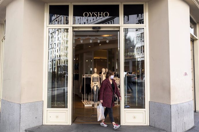 Archivo - Una mujer sale de una tienda Oysho, del grupo Inditex, a 5 de marzo de 2022, en Madrid (España).