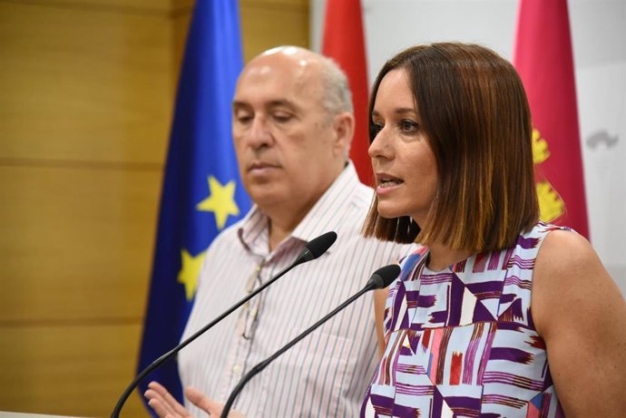 La directora de Turismo, Comercio y Artesanía, Ana Isabel Fernández, en rueda de prensa.