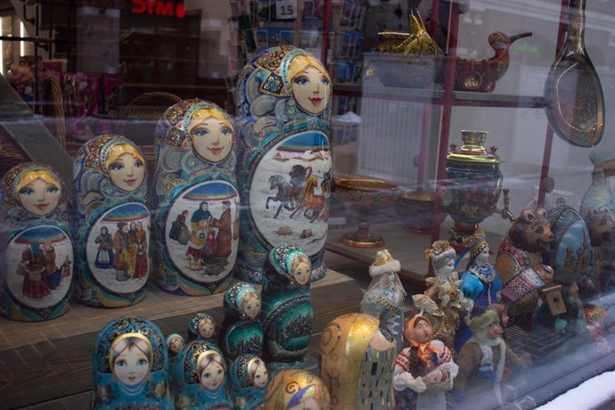 Archivo - 27 March 2022, Russia, Moscow: Matreshka dolls, Russian wooden dolls of decreasing size placed one inside another, can be seen in a souvenir shop. Photo: Vlad Karkov/SOPA Images via ZUMA Press Wire/dpa