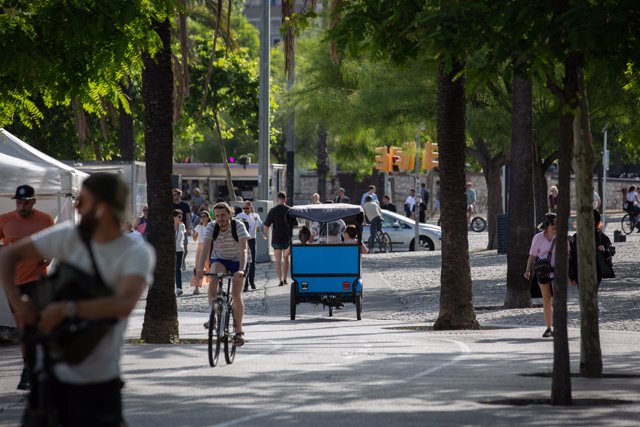 Un bicitaxi en un carril bici en el Paseo de Colón de Barcelona, a 30 de mayo de 2022, en Barcelona, Cataluña (España). 