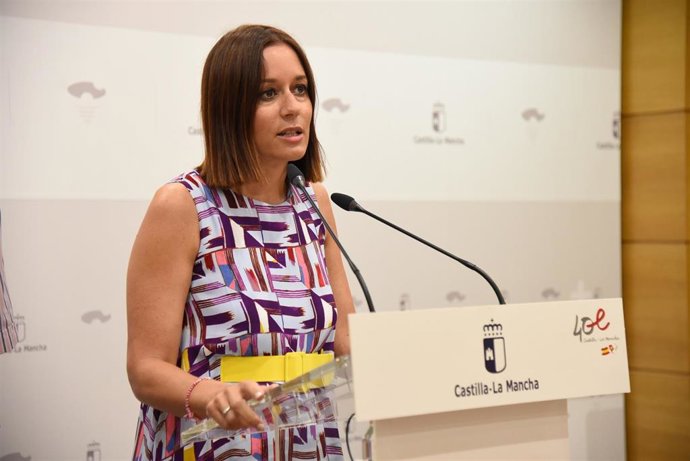 La directora de Turismo, Comercio y Artesanía, Ana Isabel Fernández, en rueda de prensa.