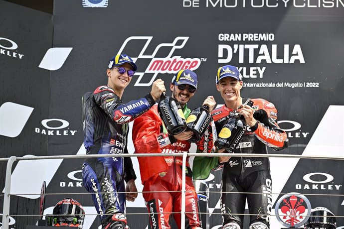 Archivo - De izda a dcha: Fabio Quartararo, Franceso Bagnaia y Aleix Espargaró en el podio del Gran Premio de Italia 2022